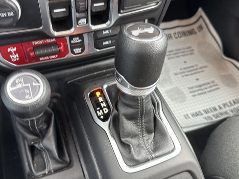 Used 2025 Jeep Wrangler Unlimited Rubicon AWD/4WD image 18