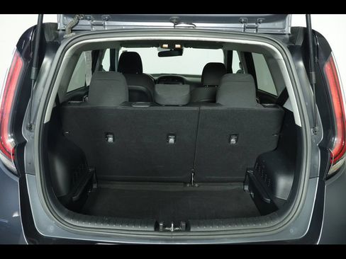 Used 2025 Kia Soul LX w/ LX Technology Package FWD image 12