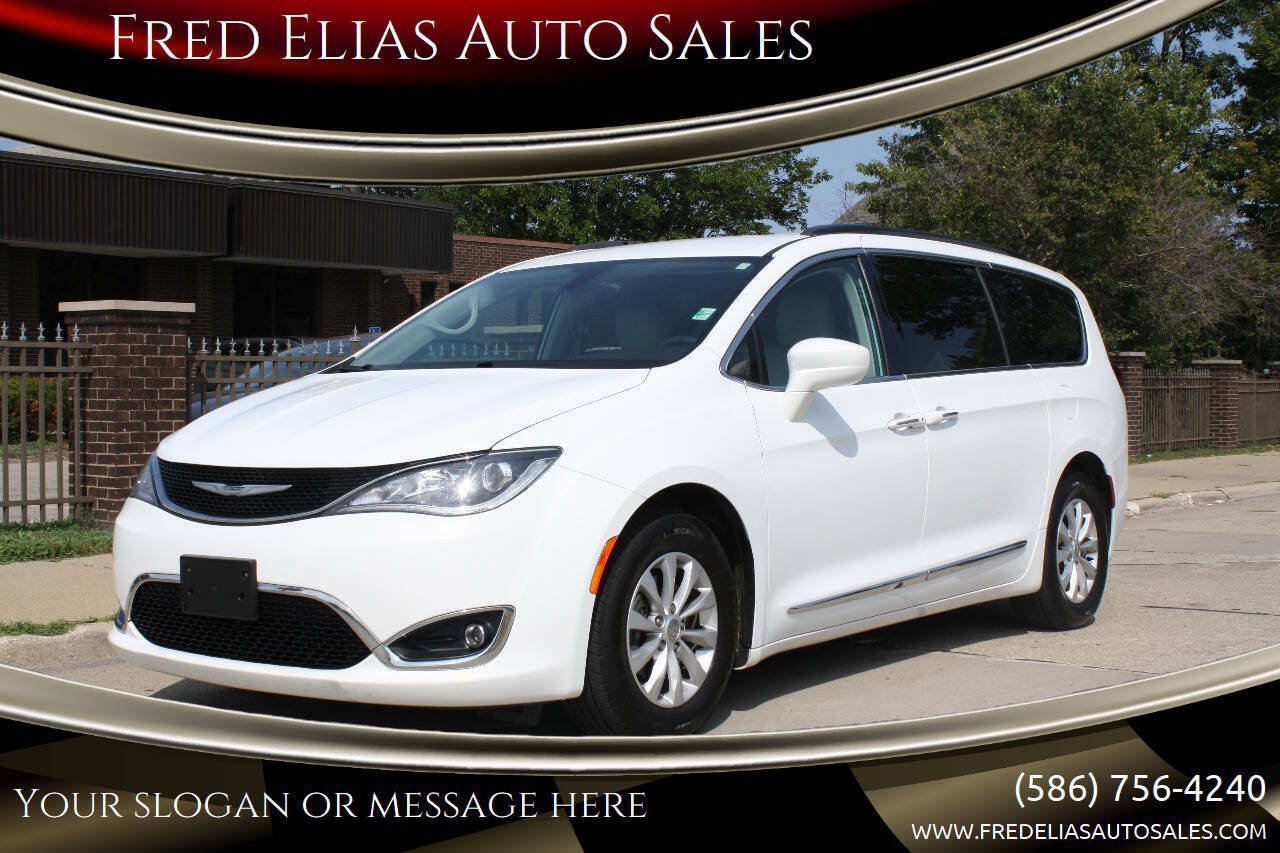 Used 2017 Chrysler Pacifica Touring-L FWD image 1