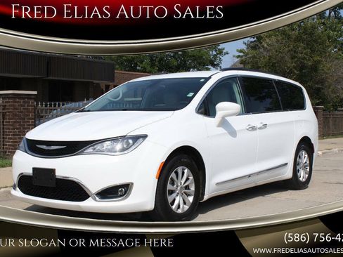 Used 2017 Chrysler Pacifica Touring-L FWD image 1