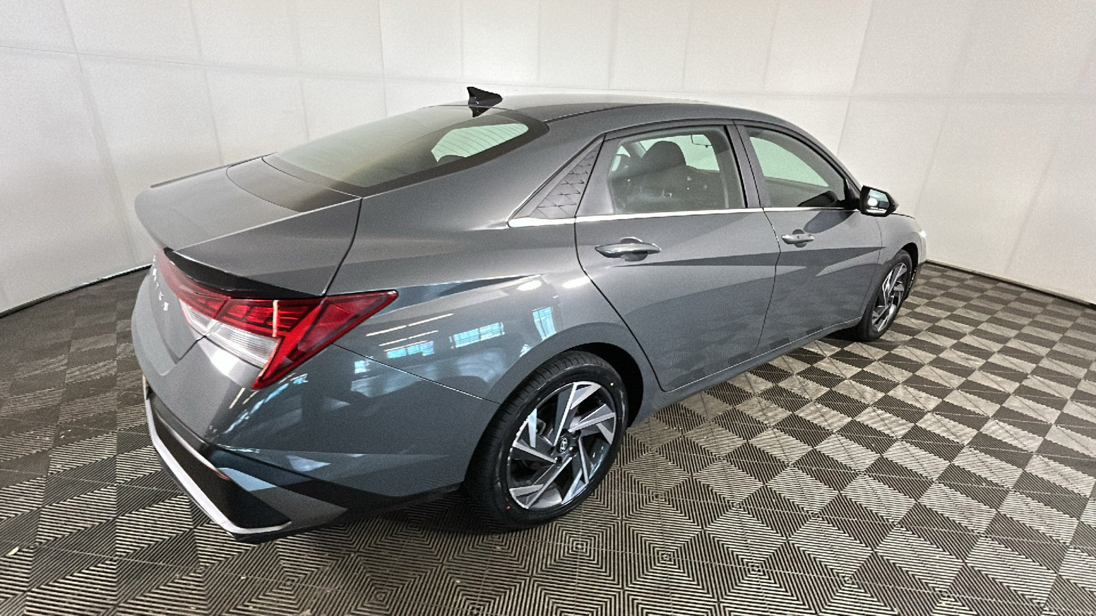 Used 2024 Hyundai Elantra SEL w/ Convenience Package FWD image 3