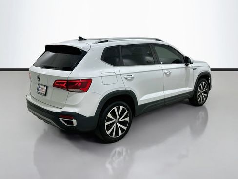 Used 2023 Volkswagen Taos SE w/ Panoramic Sunroof Package FWD image 7