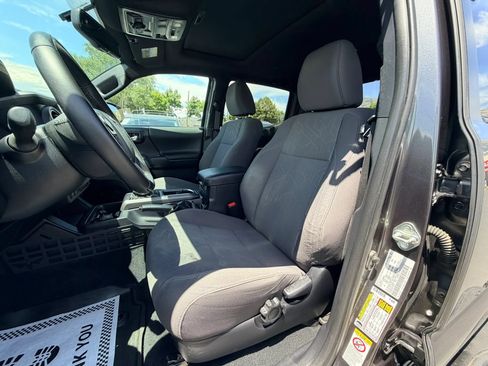 Used 2017 Toyota Tacoma TRD Off-Road w/ Premium & Technology Package AWD/4WD image 11