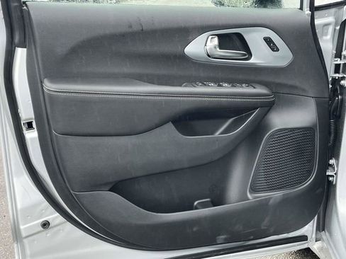 New 2026 Chrysler Pacifica Limited image 11