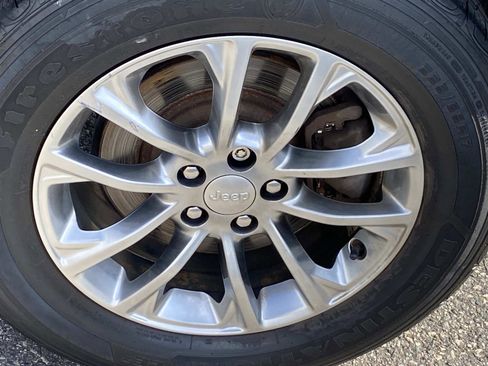 Used 2019 Jeep Cherokee Latitude Plus AWD/4WD image 22