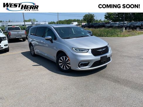 Used 2023 Chrysler Pacifica Limited FWD image 1