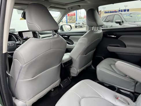 Used 2023 Toyota Highlander XLE AWD/4WD image 33