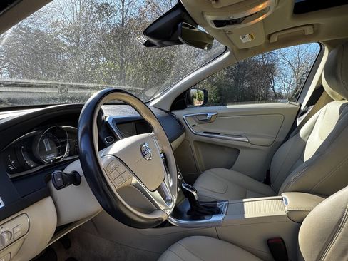 Used 2015 Volvo XC60 T5 Premier w/ Proximity Package image 12