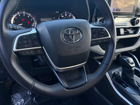 Used 2025 Toyota Highlander LE FWD image 30
