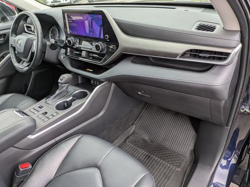 Used 2023 Toyota Highlander XLE AWD/4WD image 25