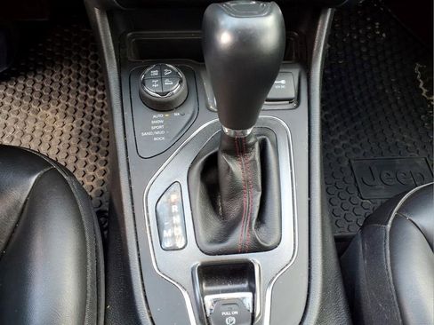 Used 2020 Jeep Cherokee Trailhawk AWD/4WD image 13