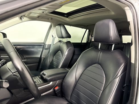 Used 2022 Toyota Highlander XLE AWD/4WD image 17