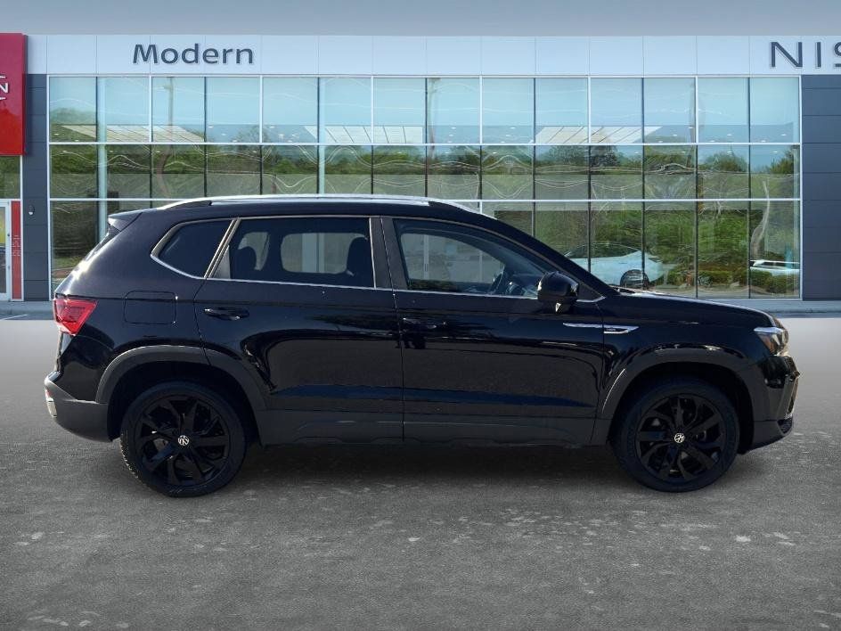Used 2023 Volkswagen Taos SE w/ Black Wheel Package FWD image 4