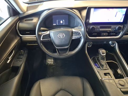 Certified 2025 Toyota Grand Highlander AWD image 13