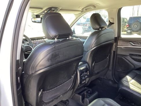 Used 2023 Jeep Grand Cherokee L Limited w/ Black Appearance Package image 17