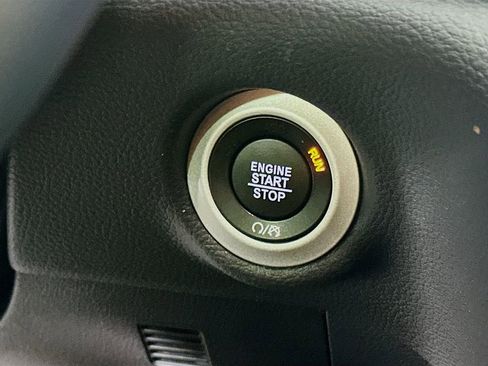 Used 2025 Chrysler Pacifica Limited image 23