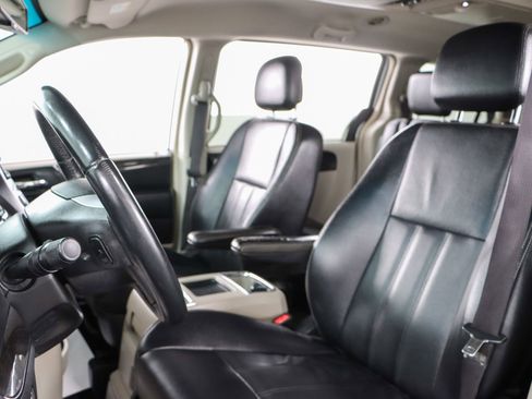 Used 2014 Chrysler Town & Country Touring image 24