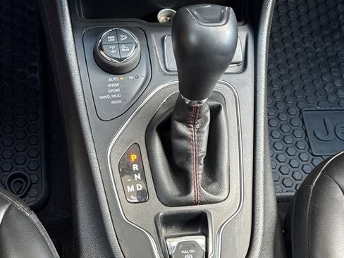 Used 2019 Jeep Cherokee Trailhawk w/ Comfort & Convenience Group AWD/4WD image 32