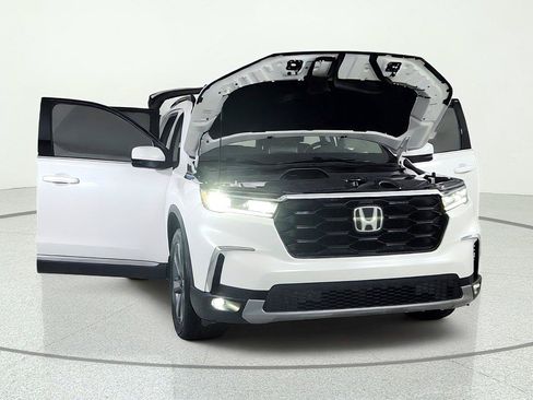 Used 2025 Honda Pilot Touring image 9