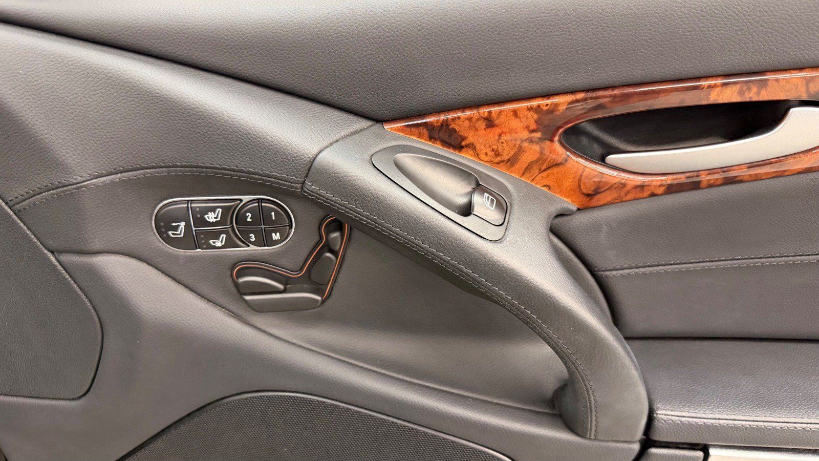 Used 2011 Mercedes-Benz SL 550 image 24