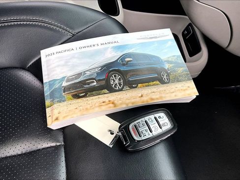 Used 2023 Chrysler Pacifica Touring-L FWD image 33