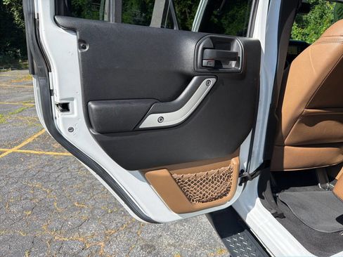 Used 2016 Jeep Wrangler Unlimited Sahara w/ Connectivity Group AWD/4WD image 21