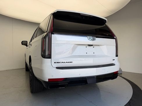 Used 2024 Cadillac Escalade Sport Platinum w/ LPO, ONYX Package AWD/4WD image 4