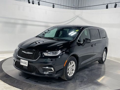 Used 2025 Chrysler Pacifica Select FWD image 8