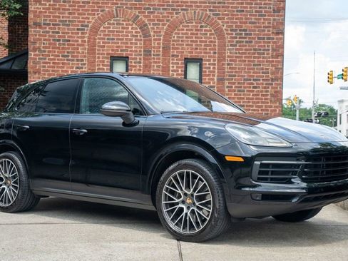 Used 2023 Porsche Cayenne AWD/4WD image 3