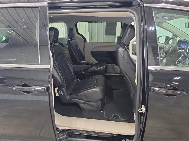 Used 2024 Chrysler Pacifica Touring-L FWD image 29