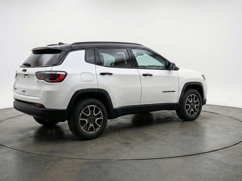Used 2025 Jeep Compass Trailhawk AWD/4WD image 9