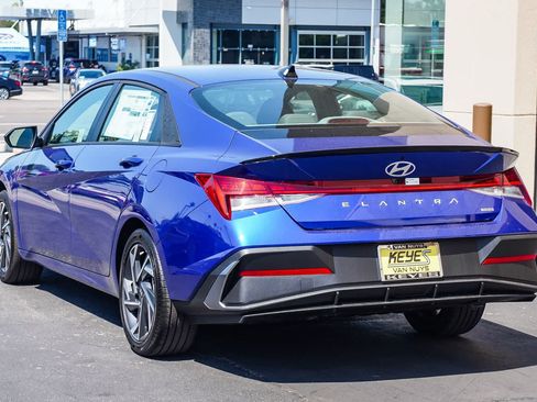 Certified 2025 Hyundai Elantra Hybrid FWD image 2