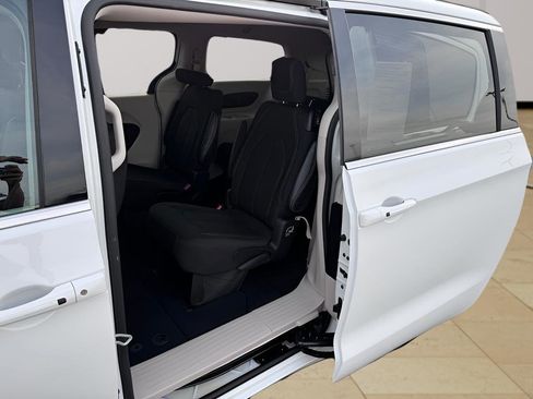 Used 2023 Chrysler Voyager LX image 32