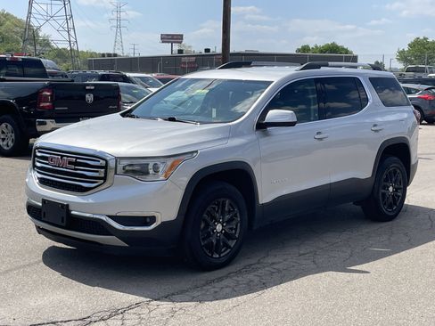 Used 2018 GMC Acadia SLT FWD image 2