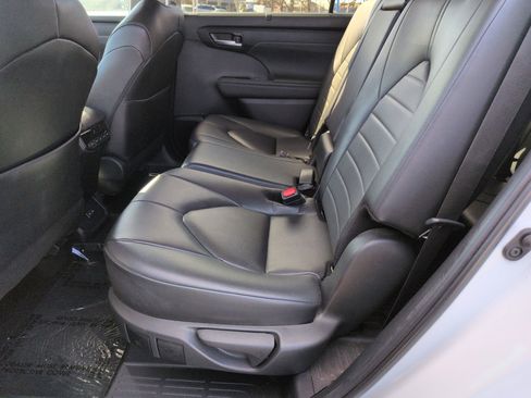 Used 2024 Toyota Highlander XLE image 30