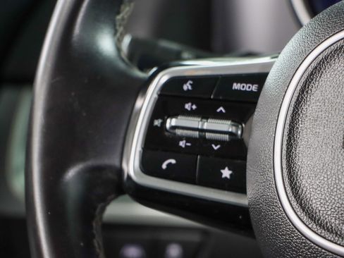 Used 2024 Kia Carnival LX image 13