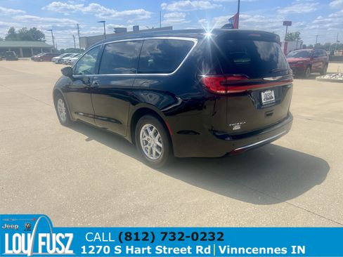 Used 2024 Chrysler Pacifica Touring-L FWD image 5