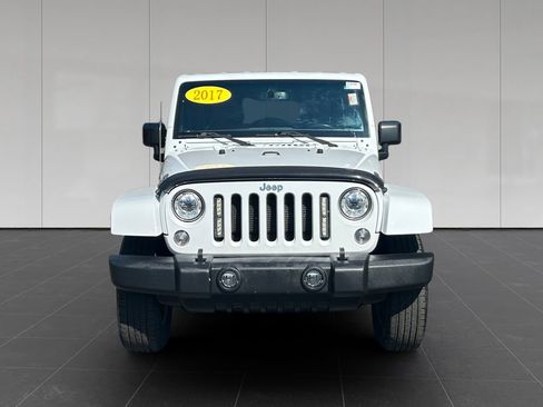Used 2017 Jeep Wrangler Unlimited Rubicon w/ Connectivity Group AWD/4WD image 8