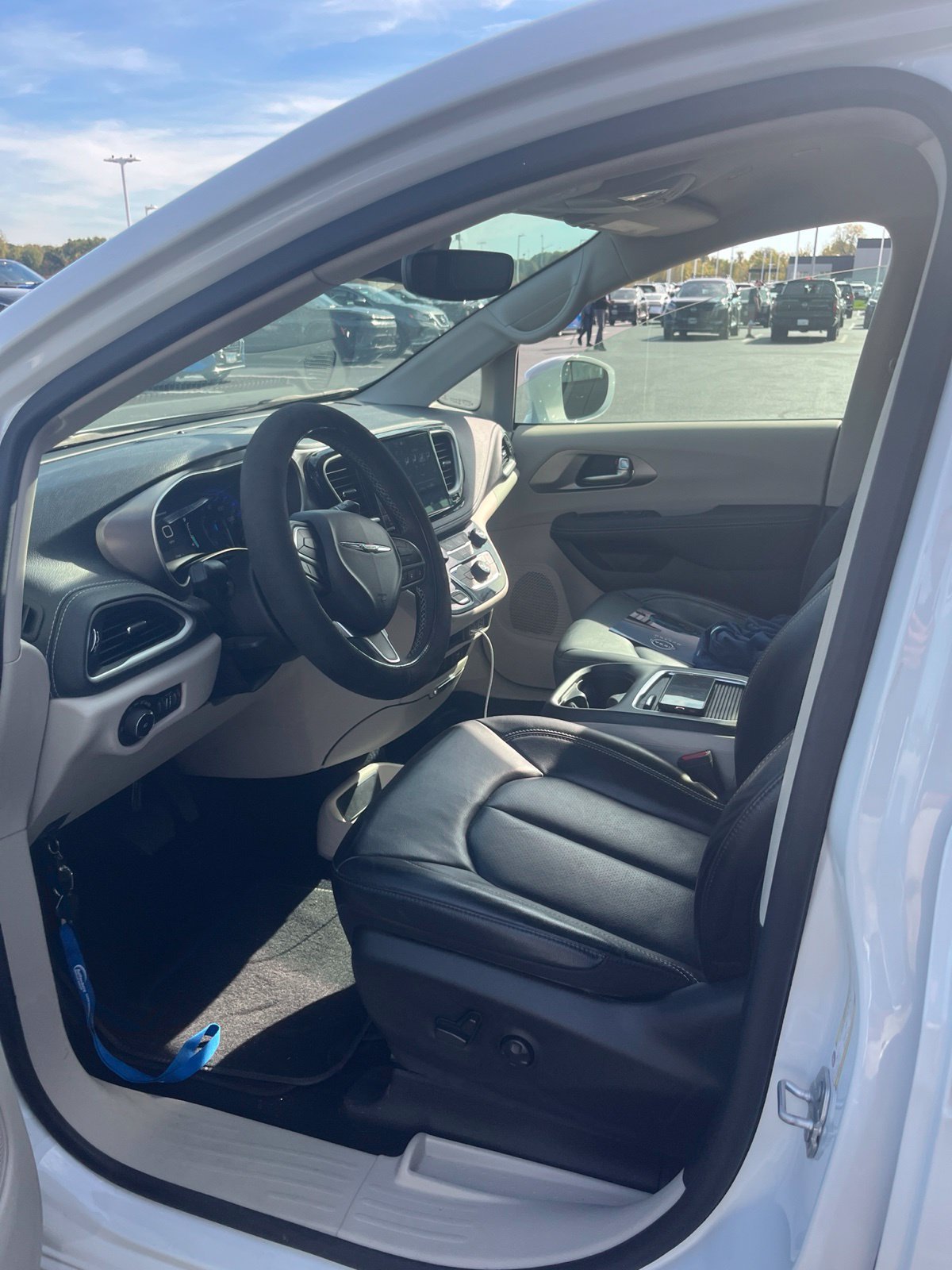 Used 2022 Chrysler Pacifica Touring-L FWD image 5