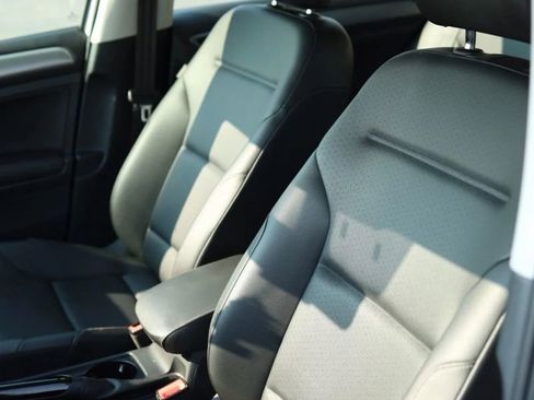 Used 2016 Volkswagen Golf SE image 22