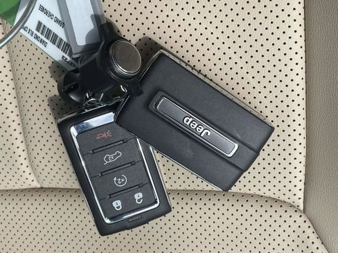 New 2025 Jeep Grand Cherokee Limited w/ Luxury Tech Group II image 36