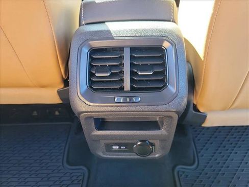 Used 2024 Volkswagen Tiguan SE image 18