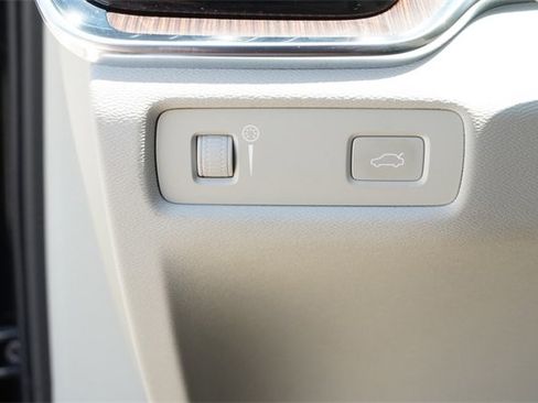 Used 2022 Volvo S60 B5 Momentum w/ Premium Package image 19