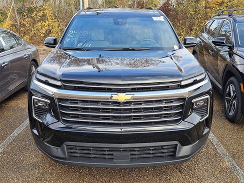 Used 2025 Chevrolet Traverse LT image 8