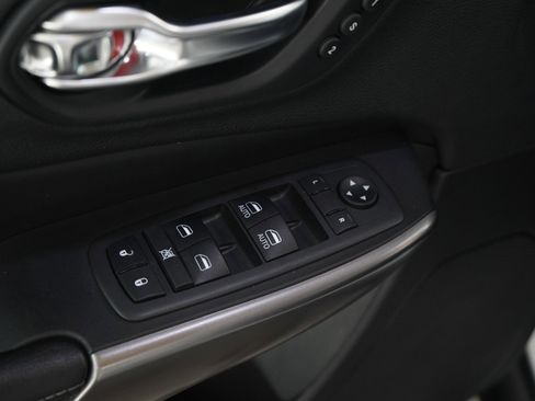 Used 2019 Jeep Cherokee Limited image 19