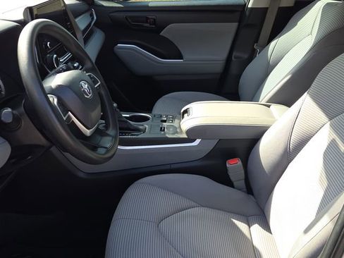 Used 2023 Toyota Highlander L image 17