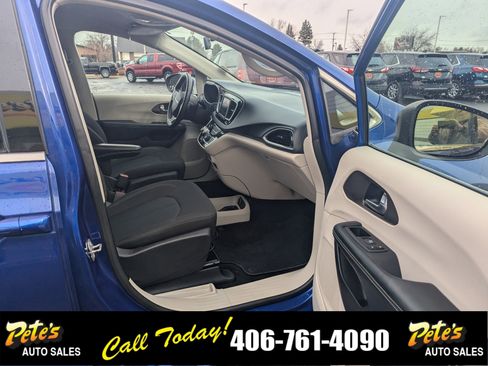 Used 2021 Chrysler Voyager LX image 14