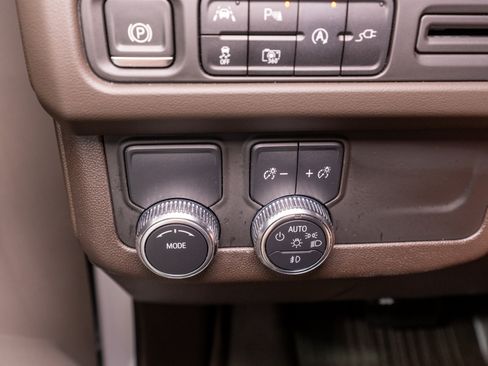 Used 2022 GMC Yukon SLT w/ SLT Premium Package RWD image 32