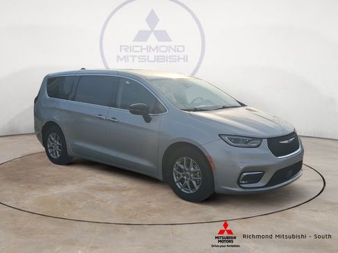 Used 2024 Chrysler Pacifica Touring-L image 1