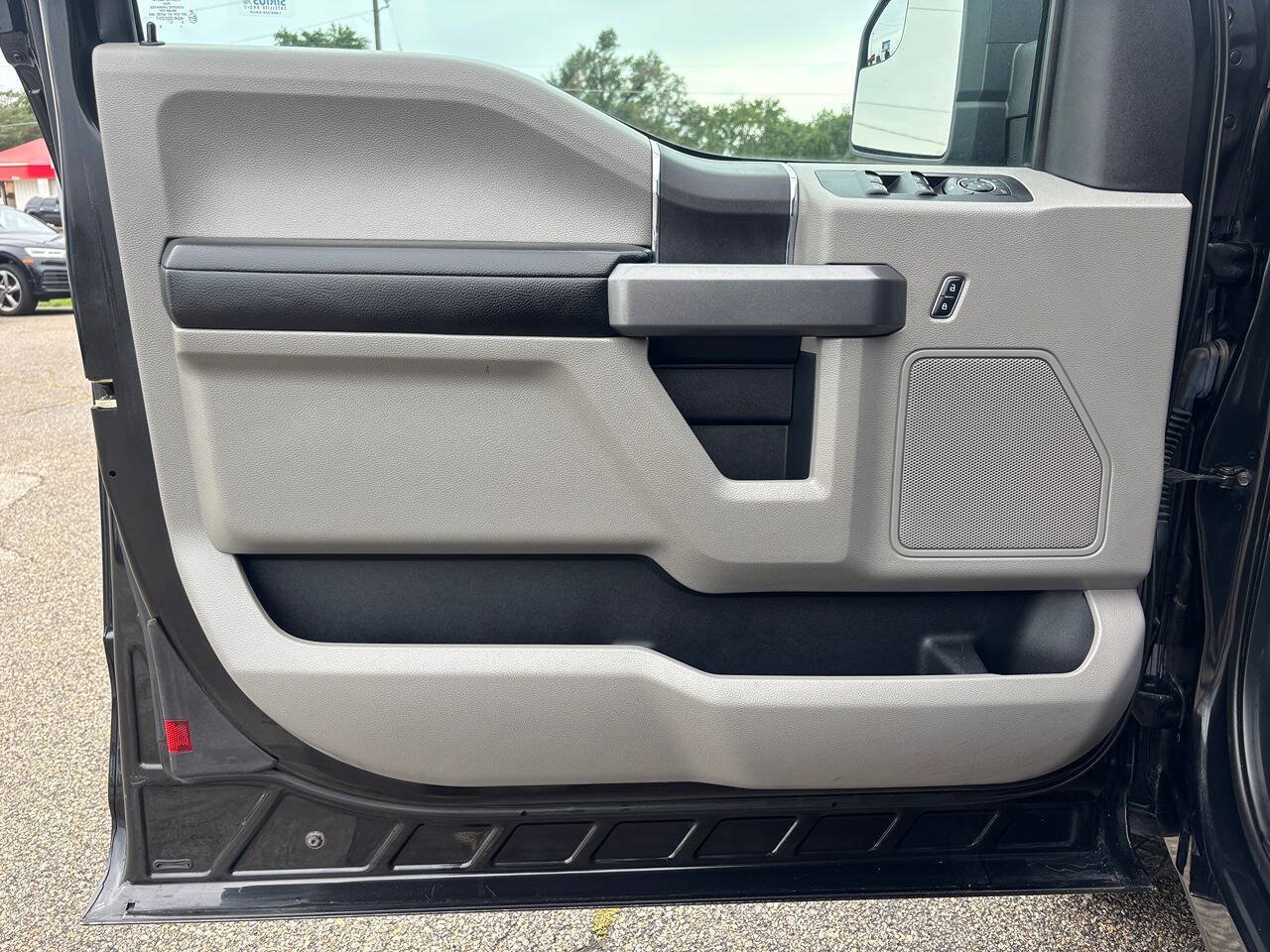 Used 2015 Ford F150 XLT AWD/4WD image 17